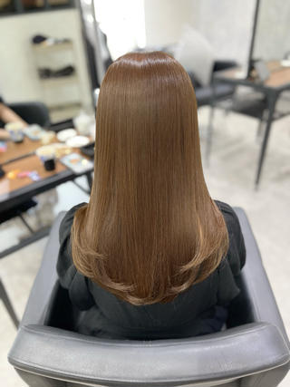 明るめのベージュカラー人気です

髪質や履歴などの状態にもよりますが、ワンカラーでできます 