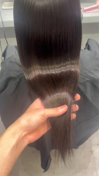 髪質改善トリートメントとダメージレスカラーで艶々髪へ！
シールエクステで長さを出してロングヘアへと大変身！ 