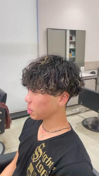 メッシュ×波巻きパーマ

前髪おろしのマッシュベースに波巻きスパイラルパーマ

ブリーチ履歴があっても薬剤、処理剤、トリートメントにこだわり切れ毛の無い施術が可能です！

もっちりプリっとする質感が最高のスタイルです！ 