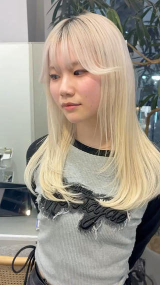 ホワイトブロンド × フェイスレイヤー × ワンカール

透明感たっぷりのホワイトブロンドに、
顔まわりはしっかりラインを入れた韓国フェイスレイヤー。

仕上げはあえて ワンカールの内巻き。
巻きすぎない“ゆる韓国”な質感で、小顔見えも抜群

・サイドが自然にくびれる韓国レイヤー
・ワンカールだけで可愛い立体感
・ストレートでもきれいに落ちる顔まわりライン
・艶っぽく見える質感調整

大人っぽく綺麗に見せたい韓国ヘアにおすすめです 