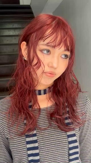 くるっと風巻き髪に赤髪 