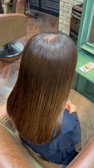 今回のお客様は5cmnのバッサリカットです！
レイヤーは入れず軽めの毛量でまとまりのある美髪に仕上げました！
巻きやアレンジもできるヘアスタイルになります！
この際にぜひいかがですか？ 