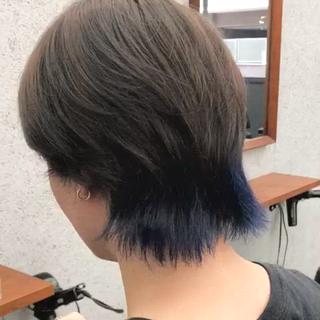 インナーブルー×メンズショートウルフ

ブリーチ1.5〜2回

施術時間は髪のコンディションによりますが、4〜5時間かかります。

髪が伸びてきても「形が崩れにくい」「持ちがいい」「手入れがしやすい」ヘアスタイルを心がけています。

お客様の90%はウルフカット！

ウルフカットは髪の長さ、顔まわりのデザインが重要になってきます。

ウルフカットをしたいけど、自信がない方お任せ下さい！

特にカットは得意です。また、ショートヘアは細部までこだわりを持って施術させていただいています！ 