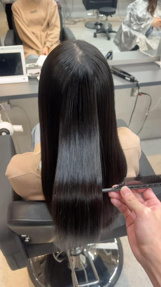 ツヤツヤ縮毛矯正
癖が気になる！ツヤを出したい！朝楽したい！
そんな方は是非縮毛矯正お任せください 