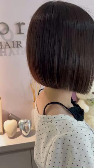 乾かすだけで形が決まりやすいように、量感や質感を細かく調整しています。
顔まわりのフィット感や首元の抜け感など、ひとりひとりに似合わせたバランスでカットしているので、初めてボブに挑戦する方でも扱いやすい仕上がりになっています◎

スタイリングが苦手な方や、毎日のセットを少しでも楽にしたい方にもおすすめの長さです！
ボブはシルエット次第で雰囲気が大きく変わるので、「こういう感じにしたい」「似合う形が分からない」など、どんなお悩みでもお気軽にご相談ください♪

あなたに合ったデザインをご提案しますので、ぜひ一度お任せください。
ご予約・ご相談もお待ちしております！』 