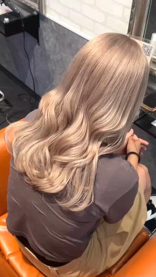 セミロング 💛ブリーチで叶える 💛垢抜けカラー🌈のヘアスタイル
