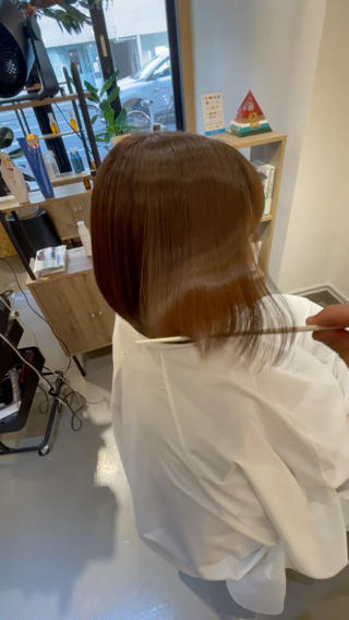 ショートスタイルでもバチバチに艶を出す髪質改善カラー。

染めるたびに質感が向上してきますので、是非続けてみてください！ 