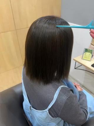 オイルストレートはオイルが主成分になっていてダメージ少なく縮毛矯正できます！カラーと一緒も可能です！ 