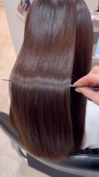 広がりやすくて扱いにくい髪も、ホリスティックストレートで扱いやすい髪に 