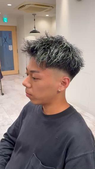 スキンフェード、ホワイトメッシュ、ツイストパーマの組み合わせです!
フェード、パーマ、メッシュ全部得意なのでお任せください!