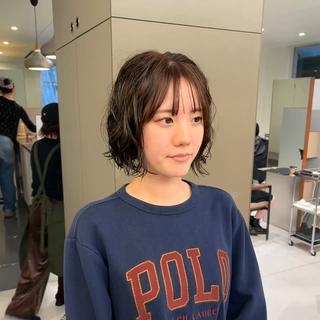 ショート カラー パーマ ブリーチ/レイヤー 🌻Mutsumiのヘアスタイル