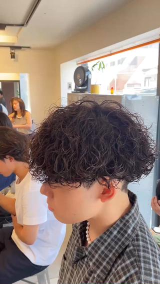 波巻きプードルパーマ
ボリュームを抑えた強めのパーマになっております！
どんな服装にも合う人気のスタイルです‪ 
・強めのパーマをかけたい方
・ボリュームを出しすぎたくない方
・初パーマの方
にオススメです 