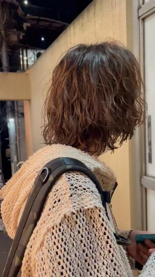 メンズパーマ+カット

men'sミディアムヘアに無造作なパーマとの相性◎
抜け感やファッションとヘアを楽しみたい方におすすめのスタイルになってます！！ 