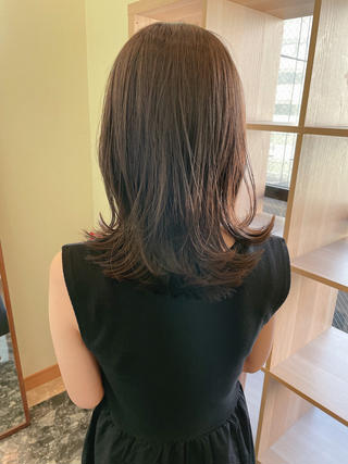 柔らかいグレージュスタイルと、
ふんわりと動くレイヤースタイルの組み合わせ
相性抜群で、とても人気のスタイルです 
