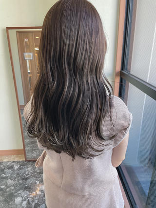 透明感のあるグレージュカラーです
髪が柔らかく見えるカラーです！
オシャレなカラーなのでぜひ挑戦してみてください 
