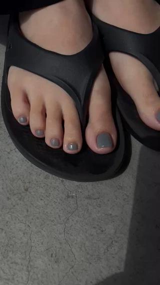 グレーのネイル
お洒落で可愛いです♡ 
