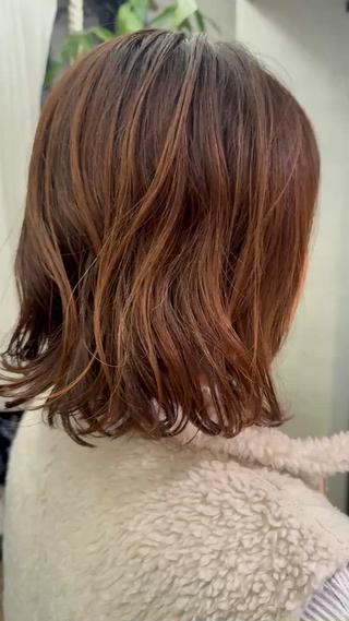 リタッチカラーで毛先と根元のグラデーションを
ふんわりカットで元々のパーマを活かしてます