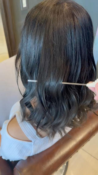 ブルーブラックよりは

明るいブルーブラックオーダーでした

寒色人気な最近です

#ヘアカラー
#ブルーブラック
#寒色 