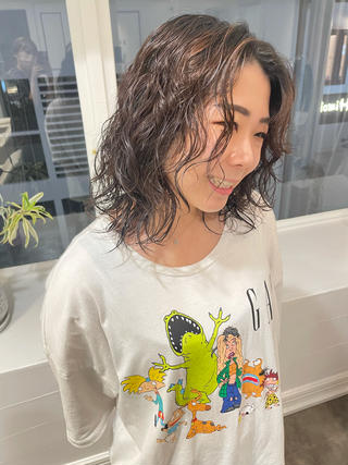 細かい外国人風パーマ
薬剤も傷みにくいように栄養剤も入れてるので
傷みは最小限です