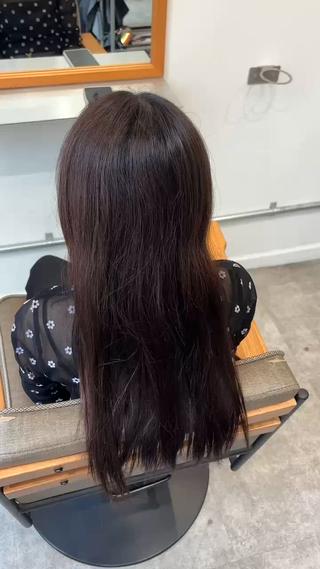 動画は完全に乾かしたたげの仕上がりです。
アイロンも通さずオイルも付けていません！
.

-従来の縮毛矯正-

・毛先がシャキーンと硬くなる

・薬剤の独特の匂いが強い

・繰り返すほどダメージが蓄積

・縮毛矯正後のカラーが色が沈みやすい

・薬剤を除去できない

-オリジナル縮毛矯正-

・地毛のような柔らかな質感

・薬剤独特の匂いがほとんど気にならない

・ダメージを最小限に抑えられる

・縮毛矯正後のカラーが綺麗に入る

・薬剤を除去して施術可能 