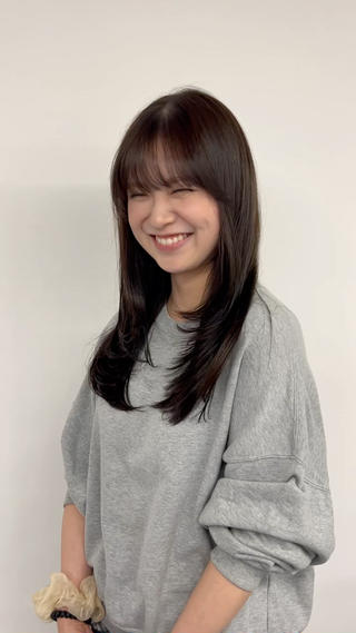 オリーブカラーにニュアンスレイヤーでカジュアルさも出しながらカワイイ要素もプラスで