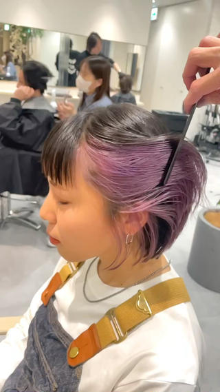 ぱつっとボブにイヤリングカラーでアクセントをつけました！
ピンク紫の色味で色落ちもとてもきれいです！ 