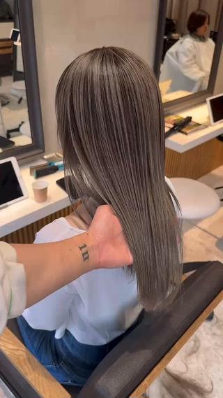 セミロング カラー 💛美髪ハイトーン LEON🩶のヘアスタイル