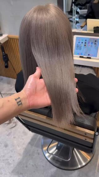ミディアム カラー 💛ハイトーン× カット LEON🩶のヘアスタイル