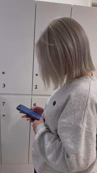ショート カラー 💛美髪ハイトーン LEON🩶のヘアスタイル