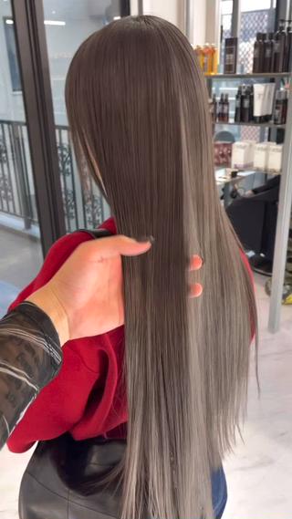 ロング カラー TATSU ミルクティーベージュのヘアスタイル