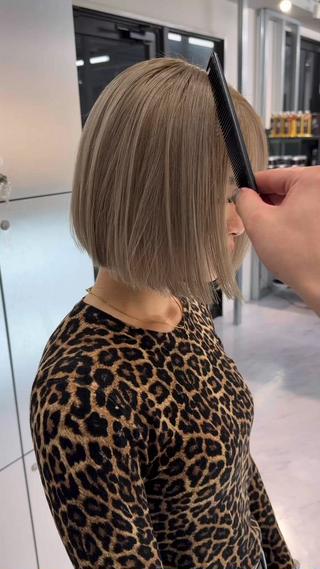 ミディアム カラー TATSU ミルクティーベージュのヘアスタイル