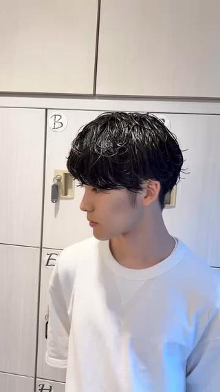ラフな質感の緩めパーマスタイル！
シャドウパーマ
スタイリングはウエット感を出して雰囲気を！
強さ20％→超緩め！ワンカールくらいが好きな方に人気！ 