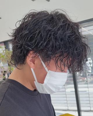 襟足が無造作にハネるマッシュウルフ 