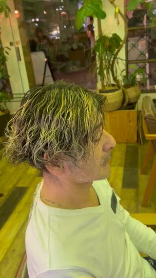 髪の毛の傷みを最小限に抑えハイライトを活かした波巻きをさせていただきました 