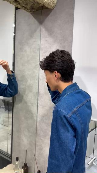 テーパーフェードと襟足の質感にこだわってカット。
毛流れで少し海外風に 