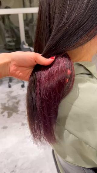 ピンクレッド系のインナーカラー
紫色を少し配合することで、
色落ちしてもオレンジっぽくならず可愛く落ちます

暖色は髪へのリスクが少ない為、リタッチが長い方や、前回のカラー残留が多い方におすすめです！ 