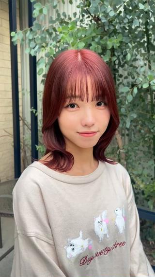 秋冬におすすめカシスレッド
ブリーチを使わずにwカラーをすれば
ダメージや色落ちを抑えながら
鮮やかなカラーを楽しめますよ!