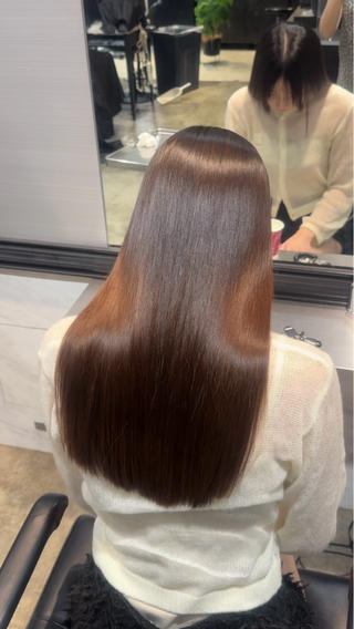 話題のうる艶美髪矯正
癖で広がりやすい髪やうねりが気になる髪の毛も、縮毛矯正で美髪を叶えます◝✩
〈*.自社開発*.お客様によって選定を変えるこだわりの薬剤+ダメージレスな癖伸ばし〉でツンとならない自然な仕上がりに⟡.·*.