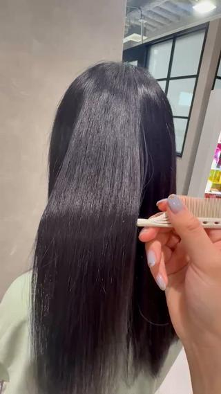 毛先のパサつきが気になりご来店されたお客様‬

髪にまとまりとうるおいを与え、なめしの施術でしっかりと髪に浸透させることでツヤのある髪に仕上がりました️ 