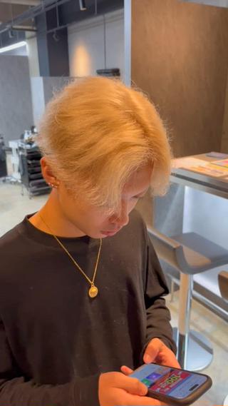 ブリーチダブルカラーで作るホワイトミルクティーです!
ハイトーンしたい方は是非お待ちしてます!