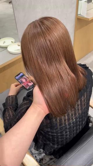 ケアブリーチでダメージを最小限に抑えながら
叶うハイトーン
ベージュ系のカラーはお肌の馴染みもよく
初めての方にも挑戦しやすいお色味です 