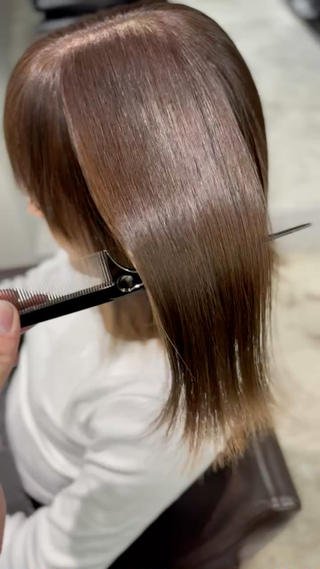 
顔タイプ、パーソナルカラー、骨格に合わせた
あなただけの王道ヘアスタイルをご提案させていただきます♪

あなた史上最高の艶髪へ♪髪質改善、縮毛矯正の知識、技術もぜひお任せください。 