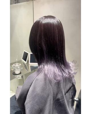 顔周りにウルフレイヤーを入れて後ろはスタイリングでウルフに見せられるように切ってます
インナーカラーは僕にしかできない独自のケアブリーチで
ホワイトパープル 