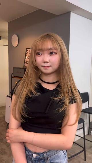 お顔まわりのlayer cut
長さは変えたくないけど、雰囲気を変えたい方にもお勧めです夏に向けてスタイルチェンジする方増えてます
ワンカールで可愛くスタイリングできます 