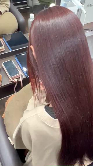 レッドラベンダーカラー+PIM濃密ヘアエステ️

当店の髪質改善トリートメントは、内部補修、内部構築させ、繰り返す事で髪を傷みづらく扱いやすい髪へ導きます。
施術方法も他店と違い、トリートメントとトリートメントでカラー（カラー剤の中にはプレックス剤を＋）を挟み施術しますのでカラーが髪質改善トリートメントの役割にもなります。
更に超音波施術でトリートメントをより細分化し深層から内部保湿＋補修させていきます！ 