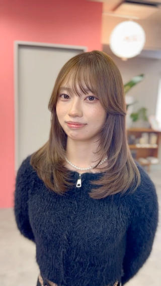 レイヤーカットと相性バツグンなブリーチなしのミルクティーカラー 