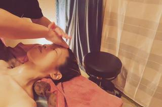 瞑想フェイシャルヘッドで、半覚半寝。
脳を休める施術です。ピリピリしてる時、イライラしてる時、オーバーヒート脳の時、頭を使う仕事の人、神経過敏な時、にオススメの「術」です。 