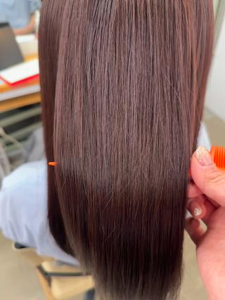 暗くしないといけない。でも暗くしたくないというわがままオーダーに対応色味を残したワンカラー
ローズピンクを潜ませて

トリートメントでツヤッツヤのサラサラに仕上げました！
暖色ご興味ある方はご予約お待ちしております♪ 