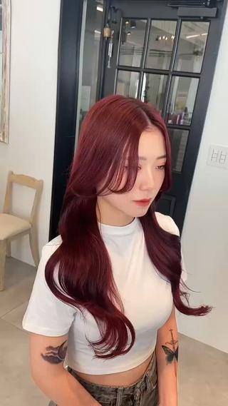 明るめのワインレッドに韓国巻きアレンジ
 