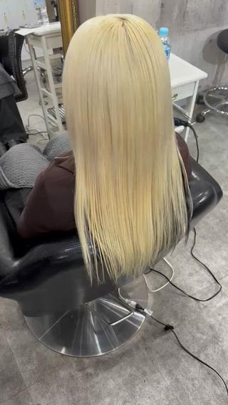 ブリーチ毛なので明るいエクステを付けて、右サイドから右バック下にかけて黒をエクステをつけてます!!

エクステを使ったデザインも可能です!! 